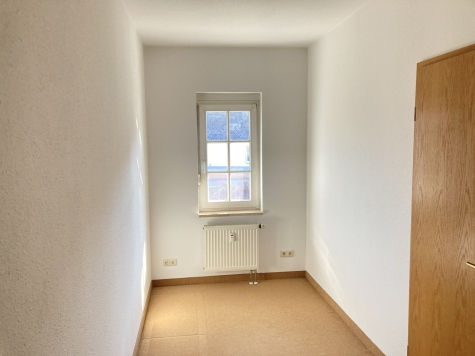 ab 01.07.26! Fraureuth, schöne 2-Zimmer Erdgeschosswohnung mit Balkon, Stellplatz optional - Schlafzimmer (5927)