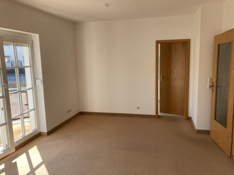 ab 01.07.26! Fraureuth, schöne 2-Zimmer Erdgeschosswohnung mit Balkon, Stellplatz optional - Wohnzimmer (5924)