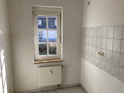 ab 01.07.26! Fraureuth, schöne 2-Zimmer Erdgeschosswohnung mit Balkon, Stellplatz optional - Küche (5929)