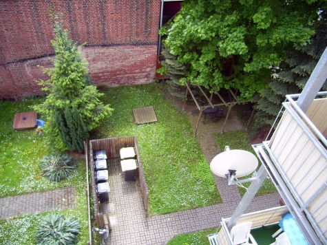 Eine ganze Etage nur für Sie! DG-Wohnung, 4 Zimmer, Gäste-WC, Balkon, vermietet! - Blick vom Balkon auf den begrünten Innenhof (4018)