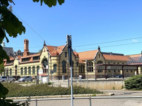 Eine ganze Etage nur für Sie! DG-Wohnung, 4 Zimmer, Gäste-WC, Balkon, vermietet! - historische Markthalle (4023)
