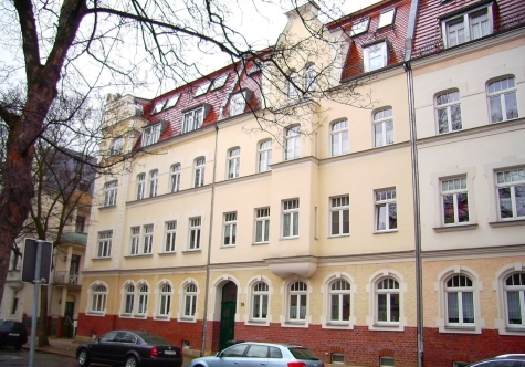 Eine ganze Etage nur für Sie! DG-Wohnung, 4 Zimmer, Gäste-WC, Balkon, vermietet! - Außenansicht (4015)