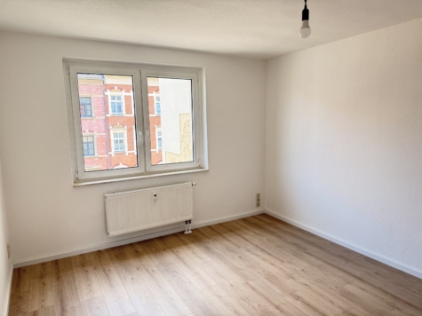 Schöne 2-Raumwohnung mit Balkon, Stpl. und neuer EBK! Tageslichtbad! - Schlafzimmer (9387)