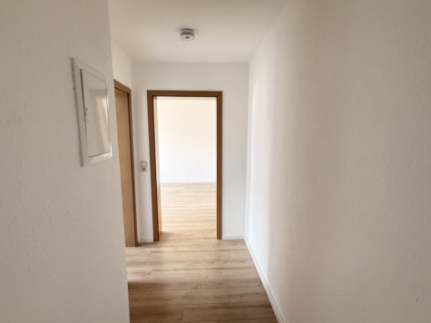 Schöne 2-Raumwohnung mit Balkon, Stpl. und neuer EBK! Tageslichtbad! - Flur (9385)