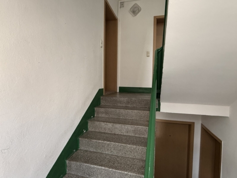 Schöne 2-Raumwohnung mit Balkon, Stpl. und neuer EBK! Tageslichtbad! - Treppenhaus (9384)