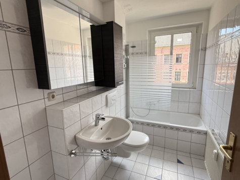 Schöne 2-Raumwohnung mit Balkon, Stpl. und neuer EBK! Tageslichtbad! - Tageslichtbad, Wanne (9393)