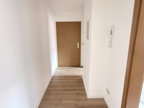 Schöne 2-Raumwohnung mit Balkon, Stpl. und neuer EBK! Tageslichtbad! - Flur (9386)