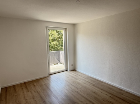 Schöne 2-Raumwohnung mit Balkon, Stpl. und neuer EBK! Tageslichtbad! - Wohnzimmer, Balkon (9389)