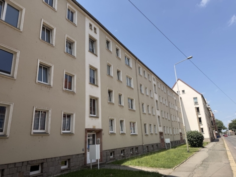 Schöne 2-Raumwohnung mit Balkon, Stpl. und neuer EBK! Tageslichtbad! - Außenansicht (9380)