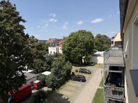 Schöne 2-Raumwohnung mit Balkon, Stpl. und neuer EBK! Tageslichtbad! - Ausblick Balkon (9391)