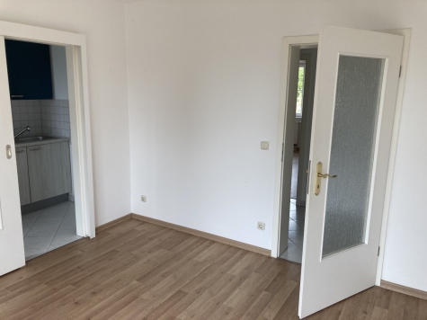 Ab 1.9.26! Helle 2-Raumwohnung mit Balkon u. EBK zur Ablöse in Marienthal nähe HBK! - Wohnzimmer (7398)