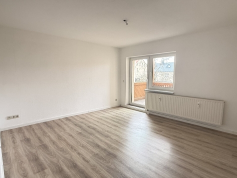 Helle 3-Raum-Wohnung mit Balkon in Zwickau! - Wohnzimmer (7045)