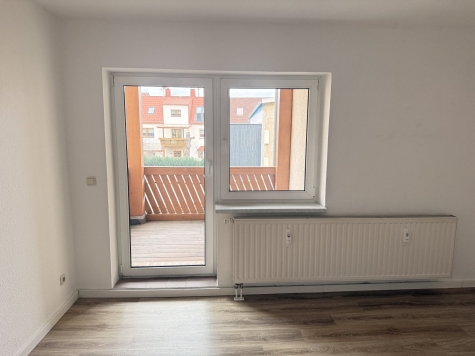 Helle 3-Raum-Wohnung mit Balkon in Zwickau! - Wohnzimmer mit Balkon (7046)
