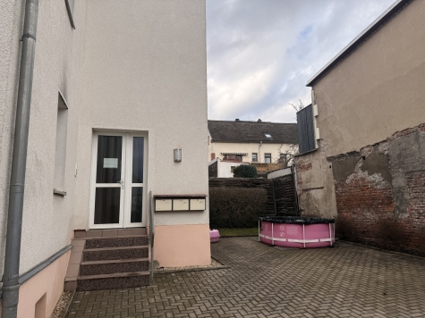 Helle 3-Raum-Wohnung mit Balkon in Zwickau! - Eingangsbereich im Hinterhof (7039)