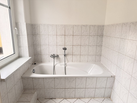 Helle 3-Raum-Wohnung mit Balkon in Zwickau! - Badewanne (7052)
