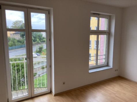 Zentrumsnah! 1,5-Raum-Whg. mit Balkon + Fahrstuhl / rollstuhlgerecht; vermietet! - Wohnzimmer mit Zugang Balkon (9551)