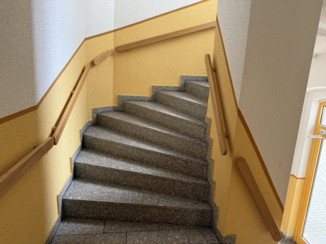 Zentrumsnah! 1,5-Raum-Whg. mit Balkon + Fahrstuhl / rollstuhlgerecht; vermietet! - Treppenhaus (9546)