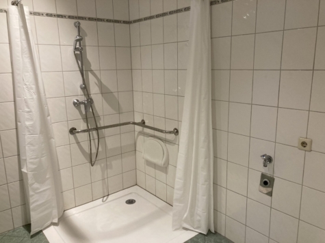 Zentrumsnah! 1,5-Raum-Whg. mit Balkon + Fahrstuhl / rollstuhlgerecht; vermietet! - Bad mit ebenerdiger Dusche (9555)