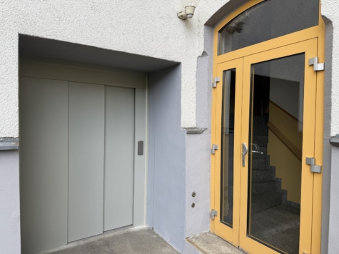 Zentrumsnah! 1,5-Raum-Whg. mit Balkon + Fahrstuhl / rollstuhlgerecht; vermietet! - Aufzug von außen (9545)