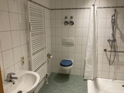 Zentrumsnah! 1,5-Raum-Whg. mit Balkon + Fahrstuhl / rollstuhlgerecht; vermietet! - Bad mit Handtuchtrockner (9556)