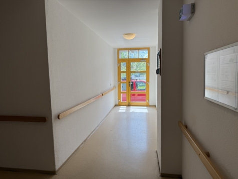 Zentrumsnah! 1,5-Raum-Whg. mit Balkon + Fahrstuhl / rollstuhlgerecht; vermietet! - Hausflur EG (9547)