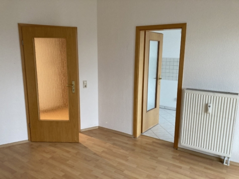 Zentrumsnah! 1,5-Raum-Whg. mit Balkon + Fahrstuhl / rollstuhlgerecht; vermietet! - Wohnzimmer mit Zugang Balkon (9550)