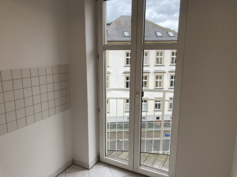 Zentrumsnah! 1,5-Raum-Whg. mit Balkon + Fahrstuhl / rollstuhlgerecht; vermietet! - Küche mit Zugang Balkon (9553)