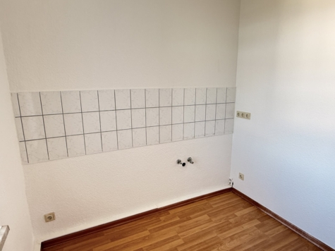 Helle, sanierte 2-Raumwohnung in guter Lage! - Küche mit Fenster (14554)