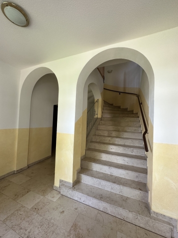 1,5-Raumwhg. mit EBK und Stpl. in historischem Villenviertel! - repräsentatives Treppenhaus (7210)