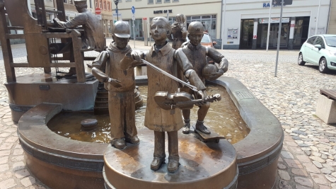 1,5-Raumwhg. mit EBK und Stpl. in historischem Villenviertel! - Figurengruppe spielende Kinder (7214)