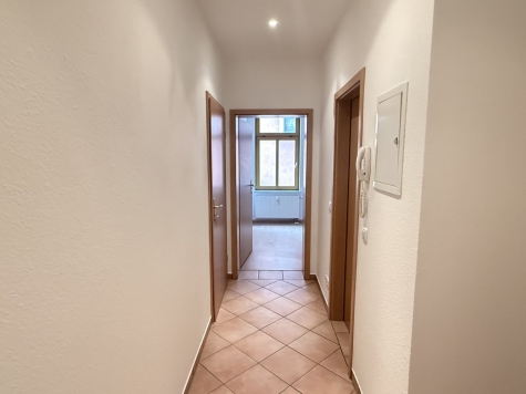 Modernisierte 2-Raum-Wohnung mit Balkon! Denkmalschutz! Leerstehend! - Flur (4645)