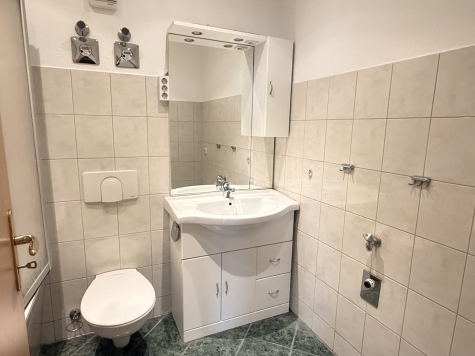 Modernisierte 2-Raum-Wohnung mit Balkon! Denkmalschutz! Leerstehend! - Badezimmer (4646)