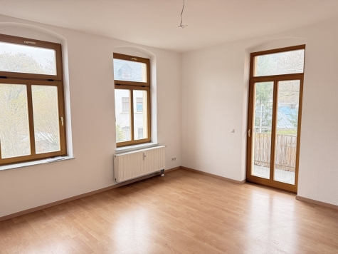 Modernisierte 2-Raum-Wohnung mit Balkon! Denkmalschutz! Leerstehend! - Wohnzimmer (4648)