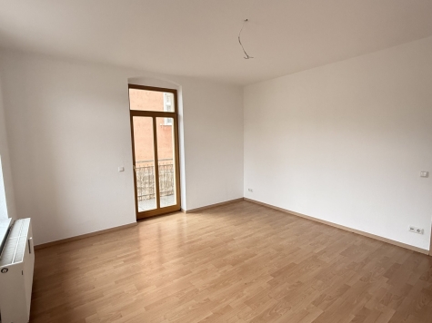 Modernisierte 2-Raum-Wohnung mit Balkon! Denkmalschutz! Leerstehend! - Wohnzimmer mit Balkon (4649)