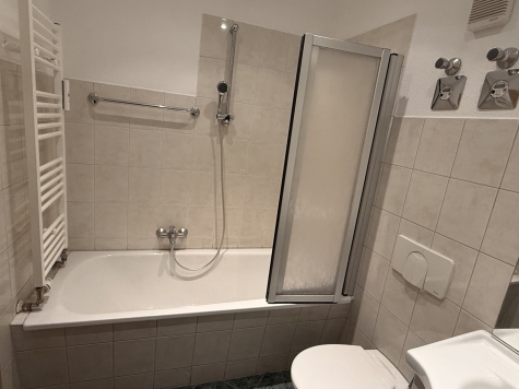 Modernisierte 2-Raum-Wohnung mit Balkon! Denkmalschutz! Leerstehend! - Badewanne (4647)