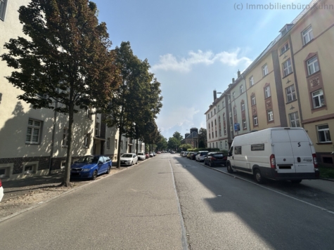 Schöne 3-Raumwhg. mit Tageslichtbad und Balkon! Vermietet! - Straßenansicht (12909)