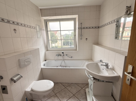 2-Raumwohnung mit Tageslichtbad und Balkon in Zwickau-Marienthal! Nähe HBK! - Tageslichtbad mit Wanne (13545)
