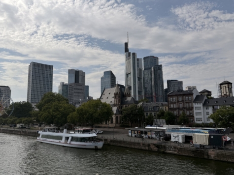 Attraktive Kapitalanlage in Frankfurt: Großzügige 3-Zimmer-Wohnung mit zwei Balkonen & Stellplatz - Bankenviertel von Frankfurt (14332)