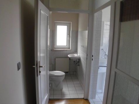 3-Raumwohnung mit Dachterrasse in 1A-Lage! Direkt neben den Zwickau Arcaden! - Gäste-WC (327)