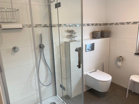 Exklusive Strandnähe trifft moderne Eleganz! EFH mit Einliegerwohnung in Bestlage von Thiessow! - OG Bad mit Dusche (6917)