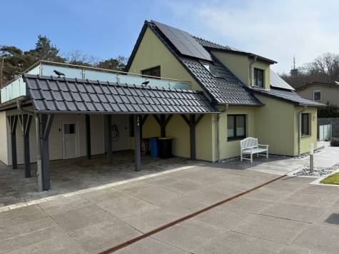 Exklusive Strandnähe trifft moderne Eleganz! EFH mit Einliegerwohnung in Bestlage von Thiessow! - Ansicht mit Doppelcarport (6907)
