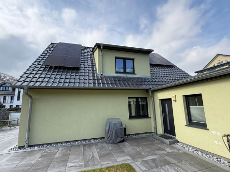 Exklusive Strandnähe trifft moderne Eleganz! EFH mit Einliegerwohnung in Bestlage von Thiessow! - Seitliche Ansicht (6908)