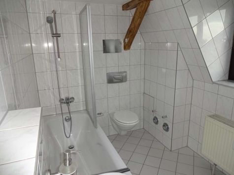 Vermietete 2-Raumwohnung mit Einbauküche; Innenstadtlage! - Tageslicht-Badezimmer mit Wanne (4781)