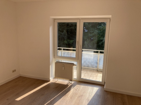 Ab 1.8.26! Gemütliche 2-Raumwohnung mit Balkon, EBK; Nähe Schlobigpark! - Wohnzimmer (9575)