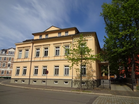 Attraktive, zentrumsnahe 3R.-Whg. mit großer Dachterrasse u. Stellpl.! Leerstehend - Hausansicht (3340)