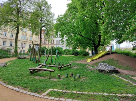 Vermietete 2-Raum-Wohnung mit Balkon und Aufzug! - Park mit Spielplatz (910)