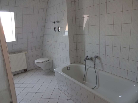 Großes Dachgeschoss-Apartment in Pölbitz mit Einbauküche und Stellplatz! - Badezimmer (7168)