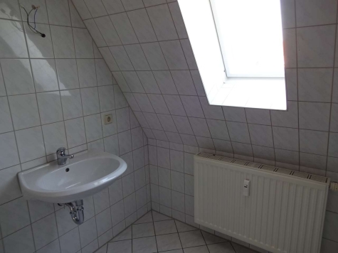 Großes Dachgeschoss-Apartment in Pölbitz mit Einbauküche und Stellplatz! - Badezimmer (7167)