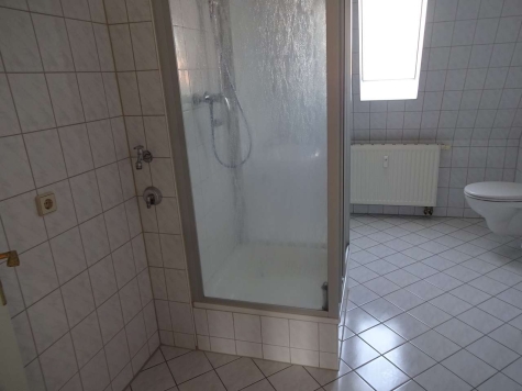 Großes Dachgeschoss-Apartment in Pölbitz mit Einbauküche und Stellplatz! - Badezimmer (7166)