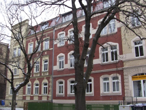 Großes Dachgeschoss-Apartment in Pölbitz mit Einbauküche und Stellplatz! - Hausansicht (7160)